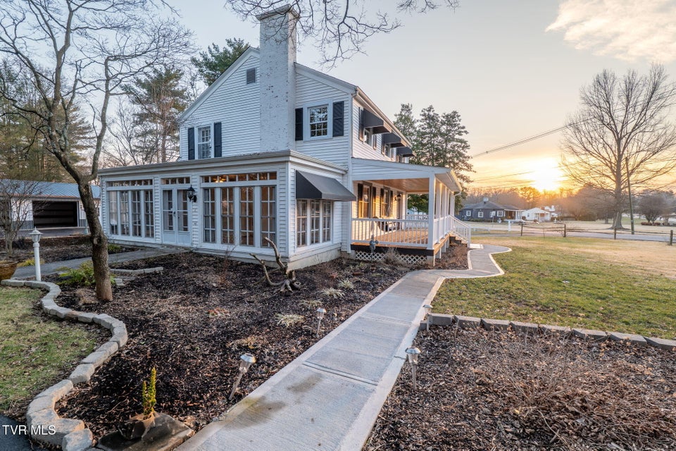 Photo #24: 2111 Lee Highway