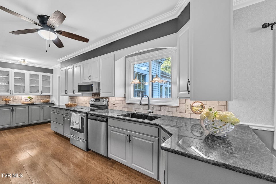 Photo #51: 2111 Lee Highway