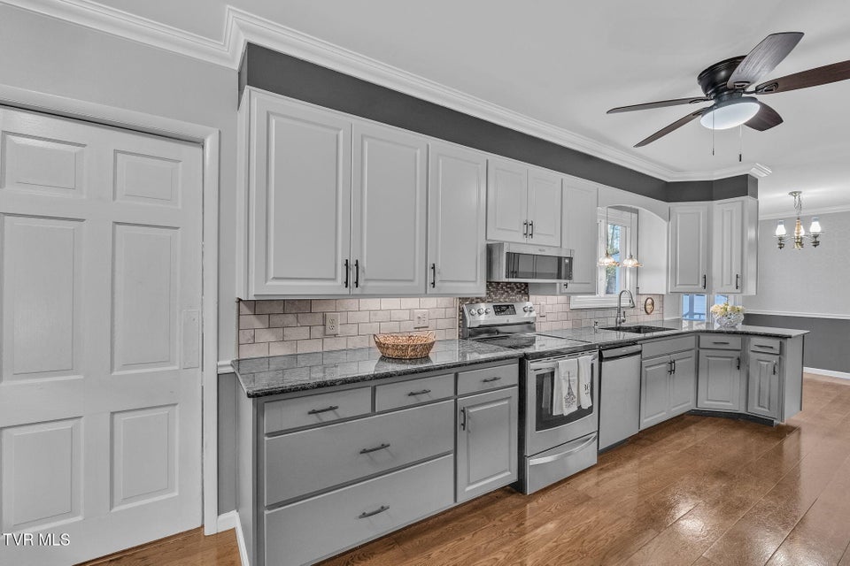 Photo #60: 2111 Lee Highway