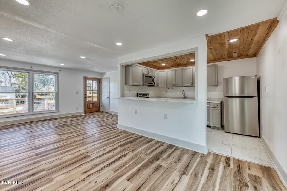 Photo #9: 438 Hartshaw Drive