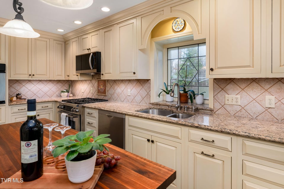 Photo #23: 5 Llewellyn Wood 