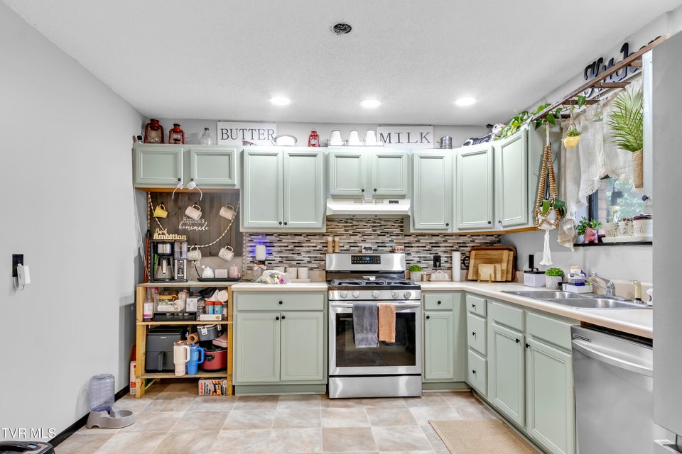 Photo #7: 935 Ragle Street