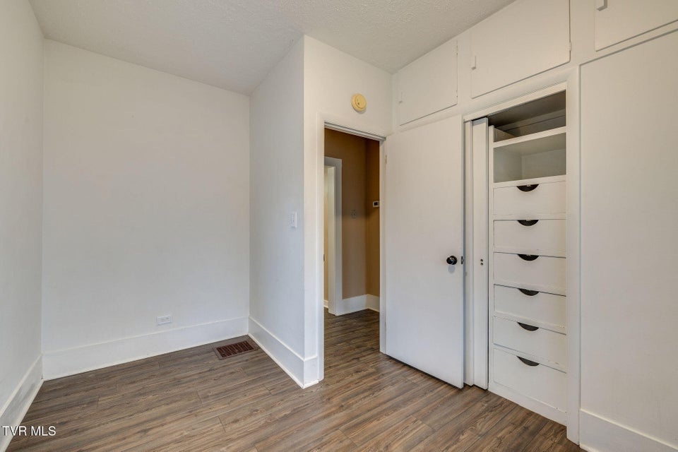 Photo #16: 433 Poplar Street