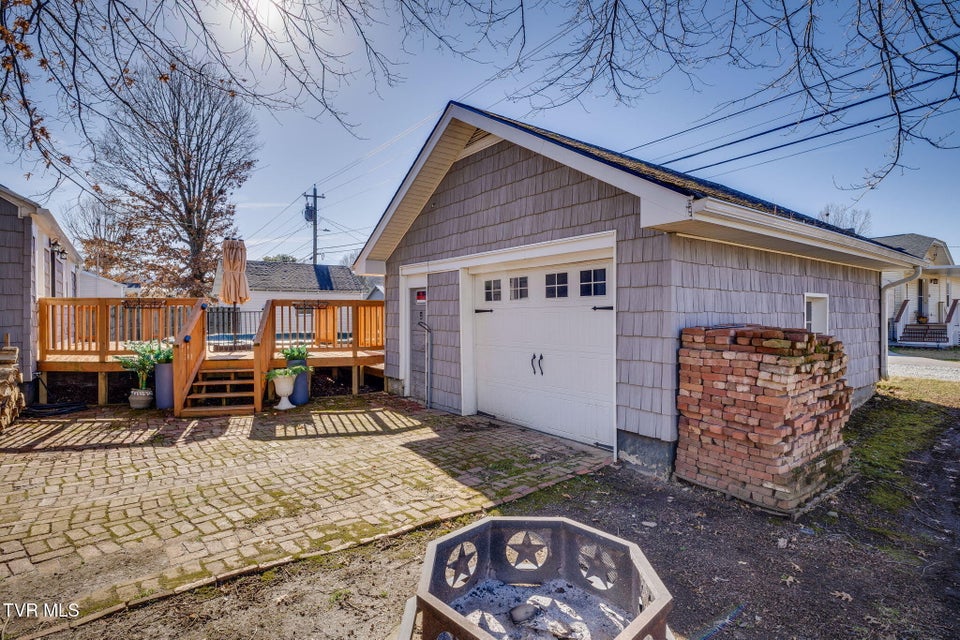 Photo #30: 319 Ohio Avenue