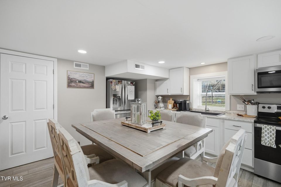 Photo #10: 644 Page Street