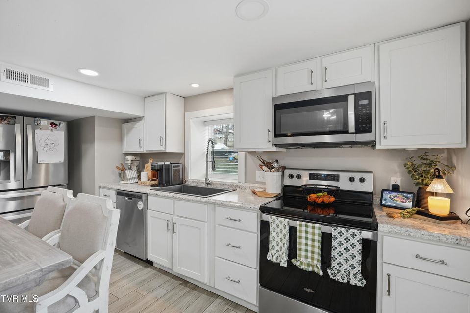 Photo #11: 644 Page Street