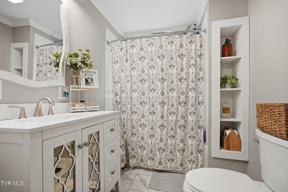 Photo #25: 644 Page Street