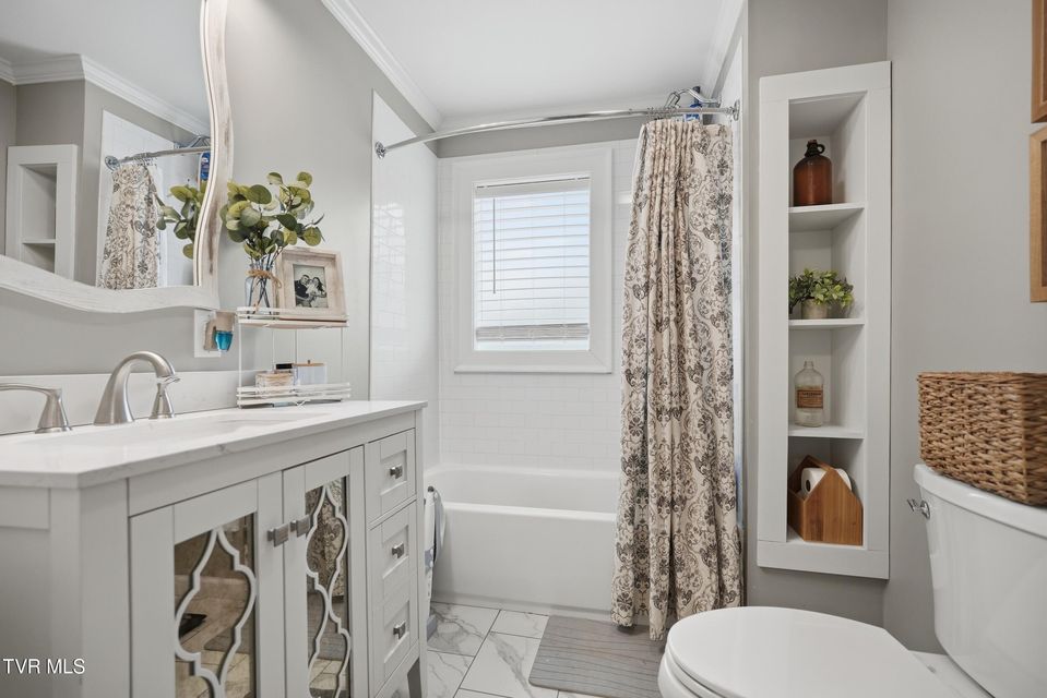 Photo #26: 644 Page Street