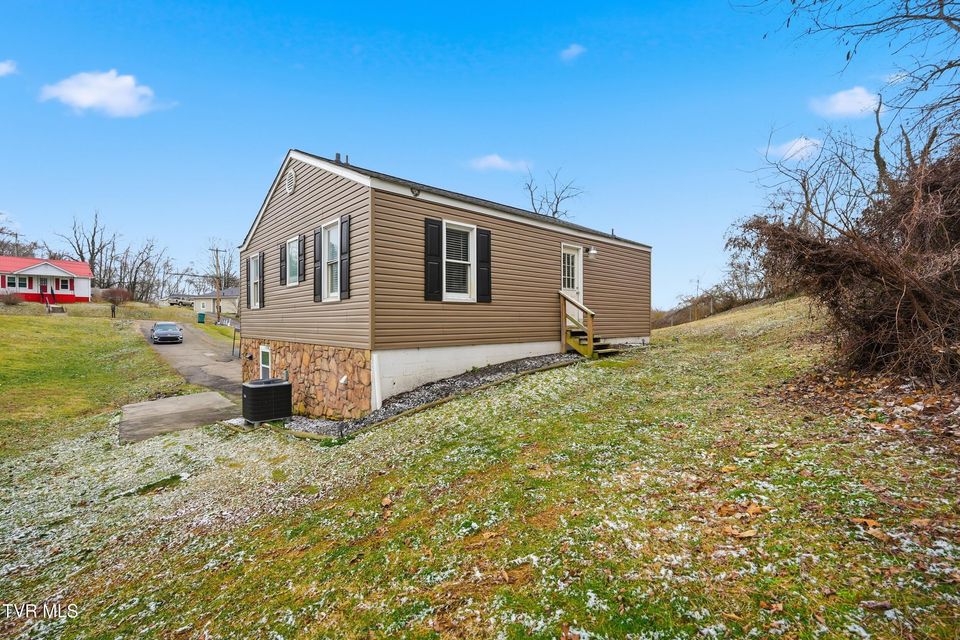 Photo #28: 644 Page Street