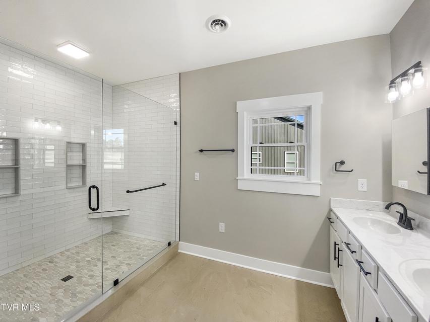 Photo #11: 120 Green Lawn Avenue