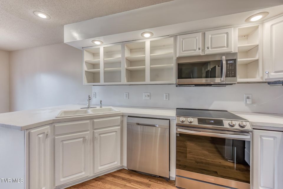 Photo #14: 166 Bentley Parc 