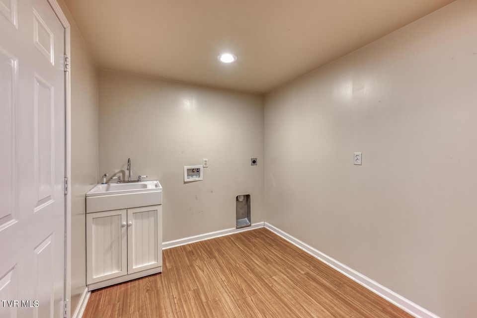 Photo #30: 166 Bentley Parc 