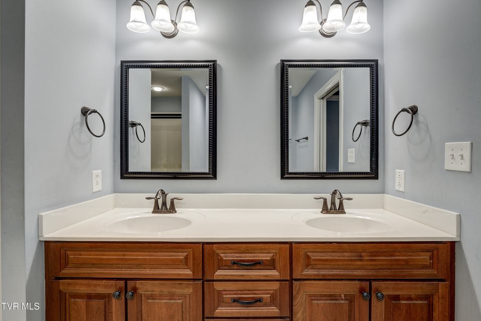 Photo #28: 221 Bridgewater Court