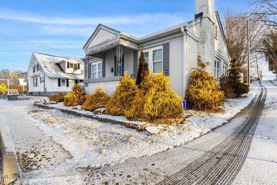 Photo #2: 807 Weaver Pike 