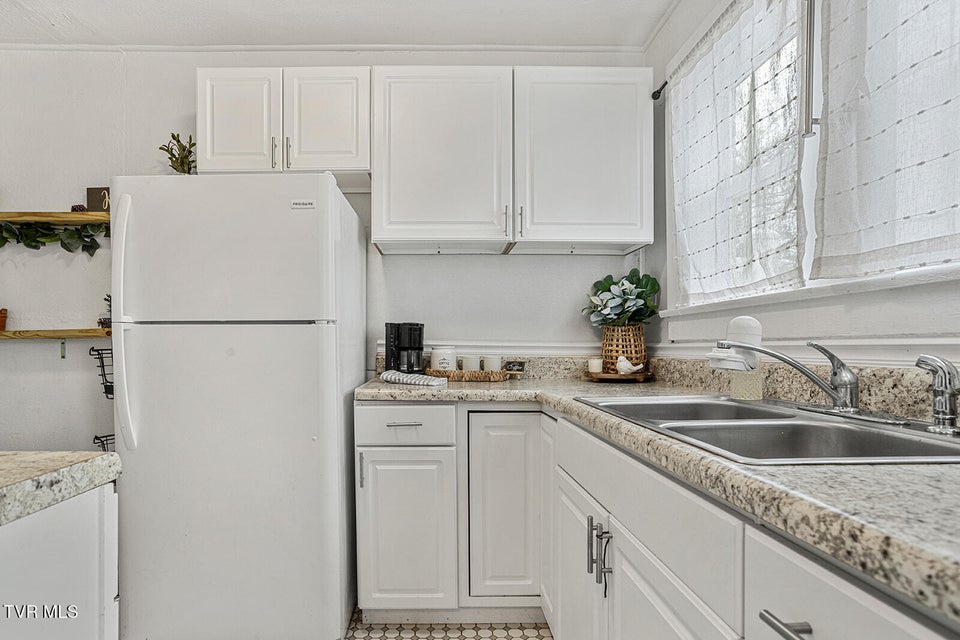 Photo #14: 807 Weaver Pike 