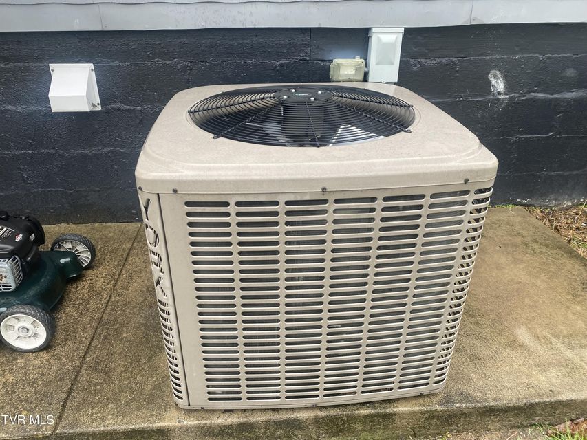 Photo #17: 127 Unaka Street