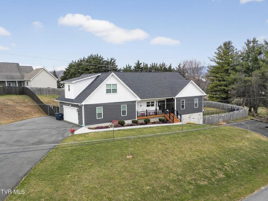 Photo #2: 222 Spanish Oak Lane