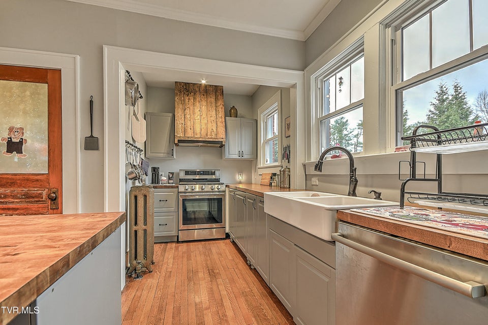 Photo #14: 722 Lawrence Avenue