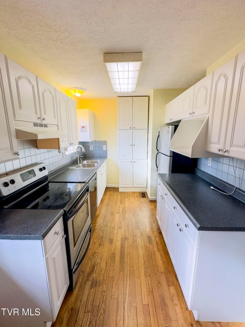 Photo #7: 978 Beechwood Drive