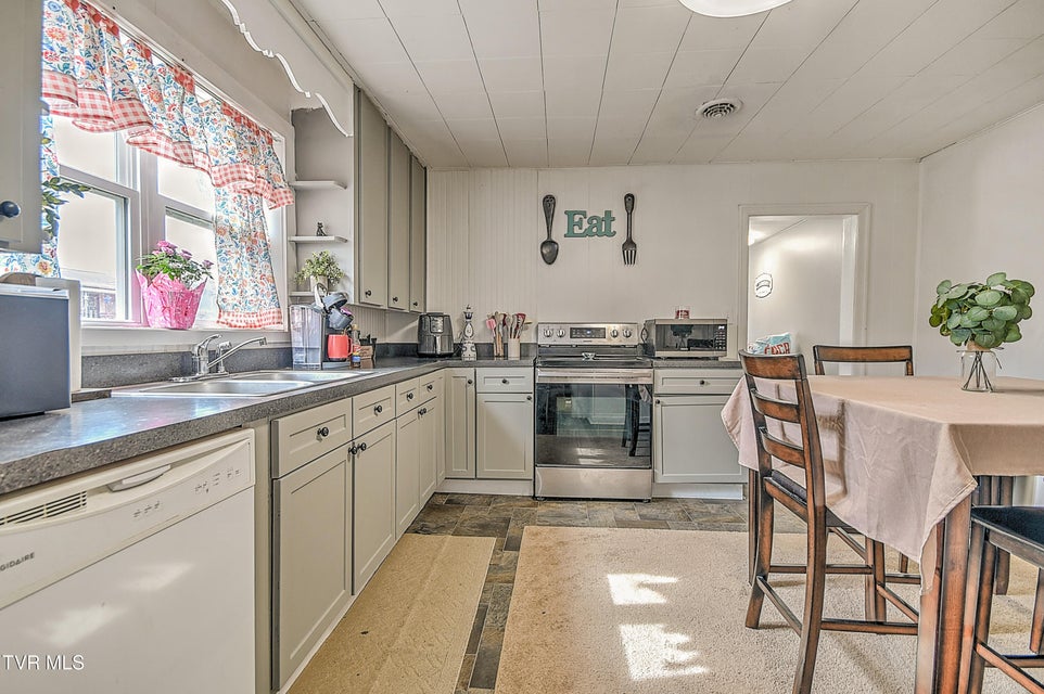 Photo #17: 2632 Pearl Street