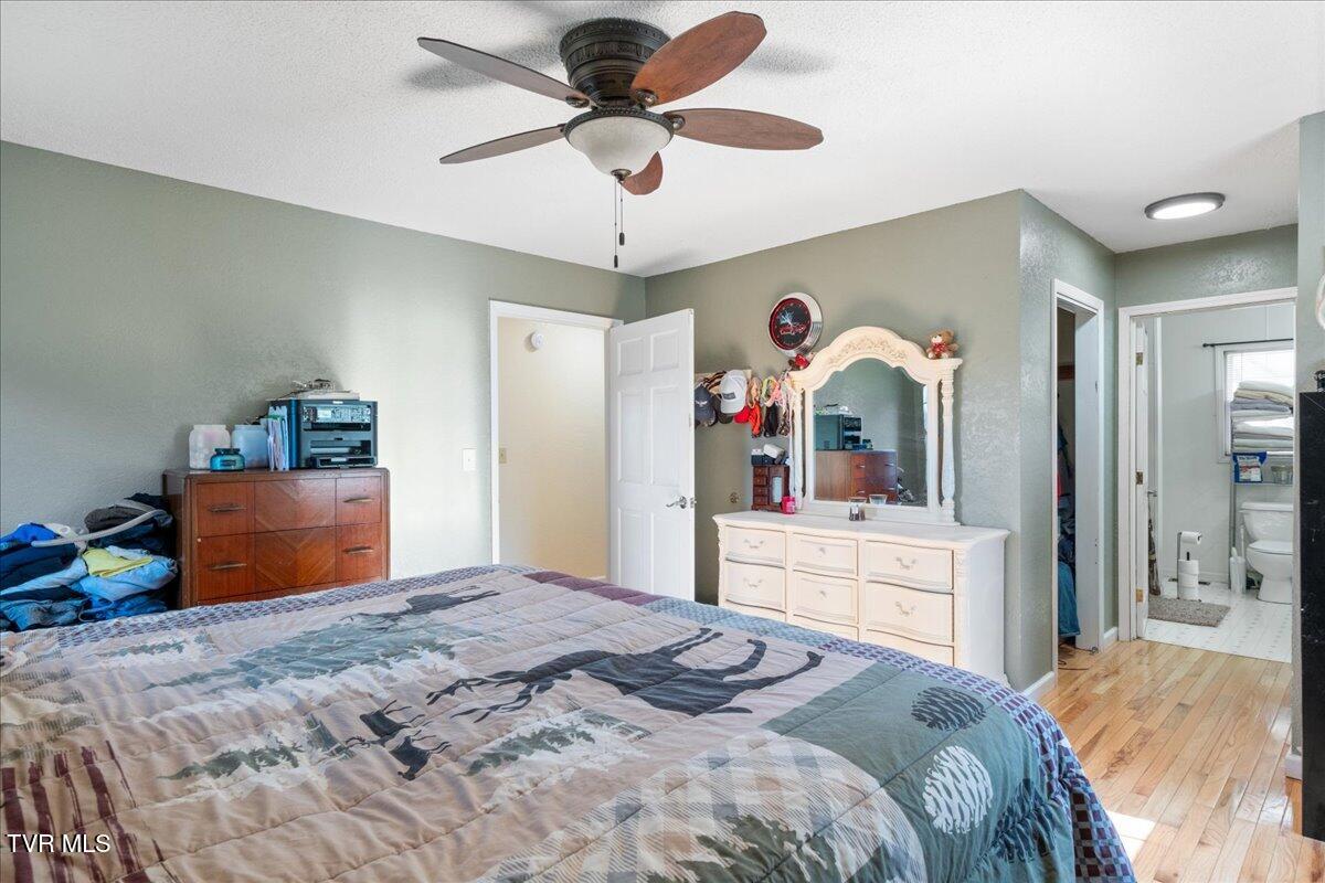 Photo #25: 117 Middle Avenue