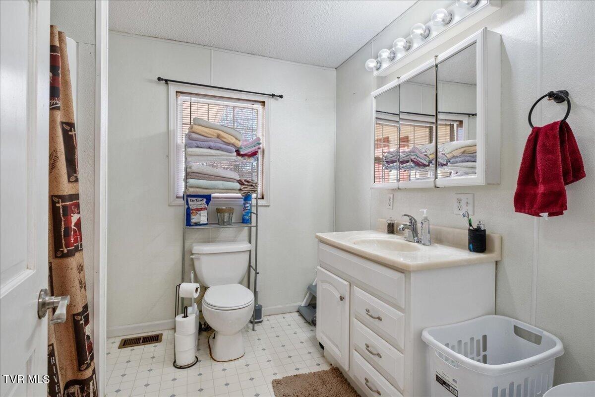 Photo #26: 117 Middle Avenue