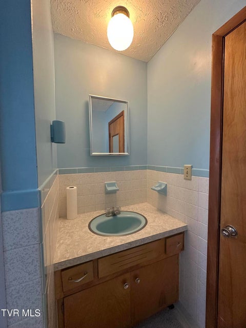 Photo #17: 533 Monte Vista Drive