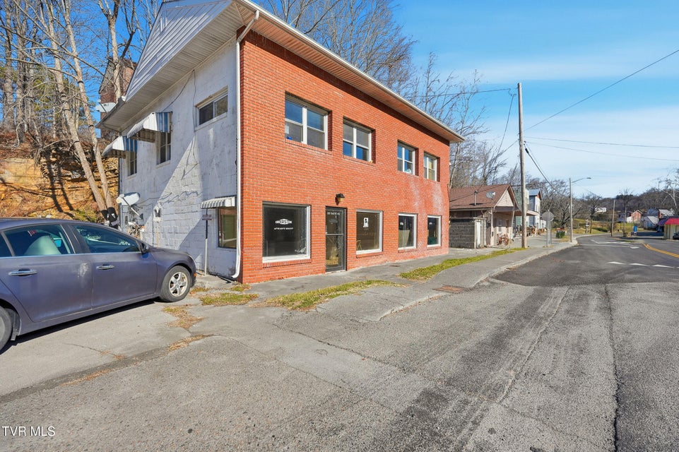 Photo #4: 207 Diagonal Avenue