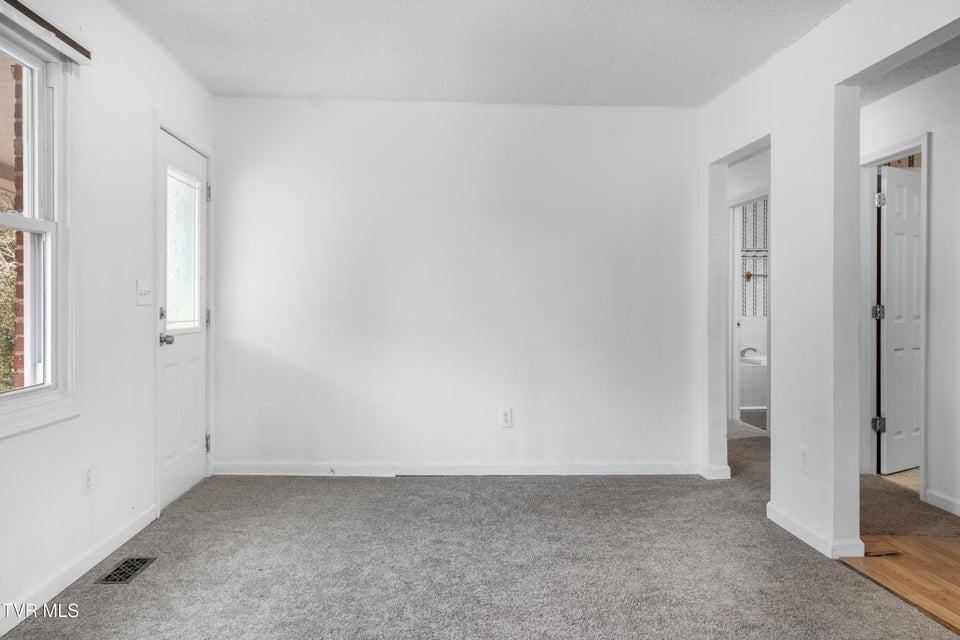 Photo #7: 481 Riverview Drive