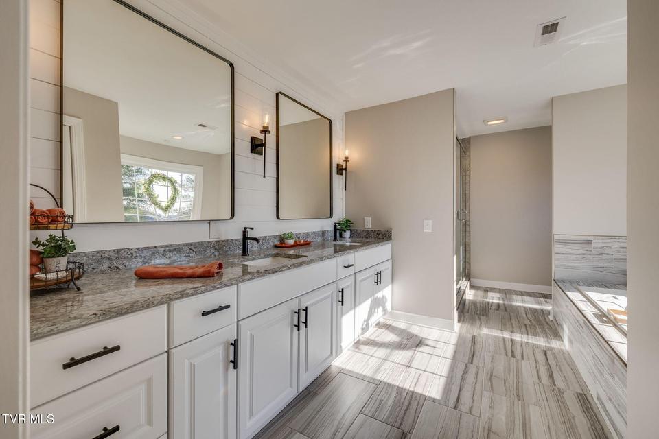 Photo #26: 6 Carriage Court