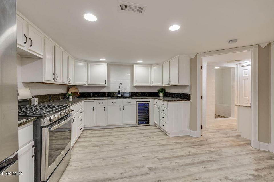 Photo #34: 6 Carriage Court