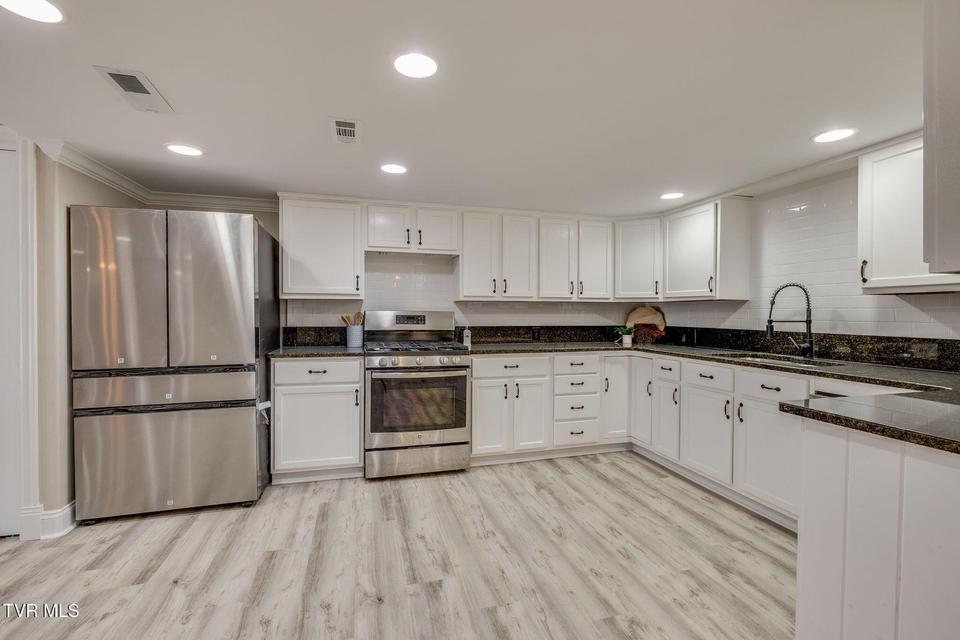 Photo #36: 6 Carriage Court