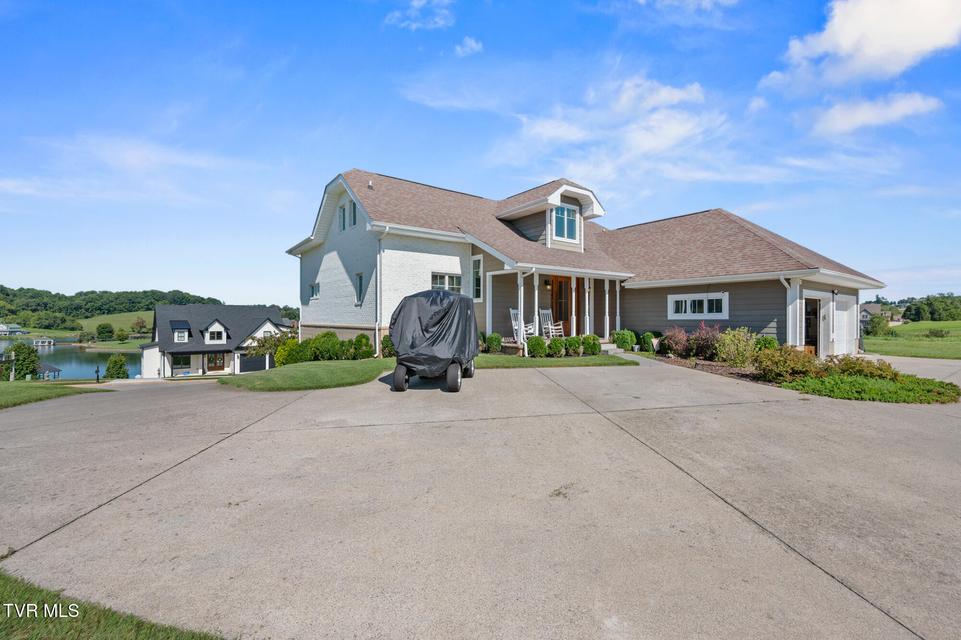 Photo #4: 225 Forest Lane N 