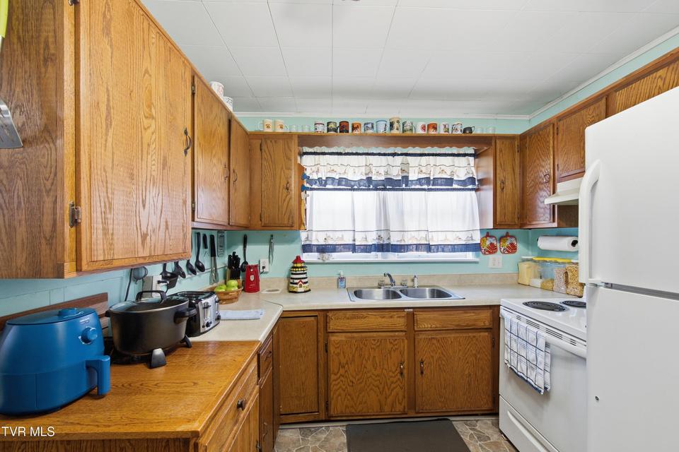 Photo #6: 540 Oakwood Street