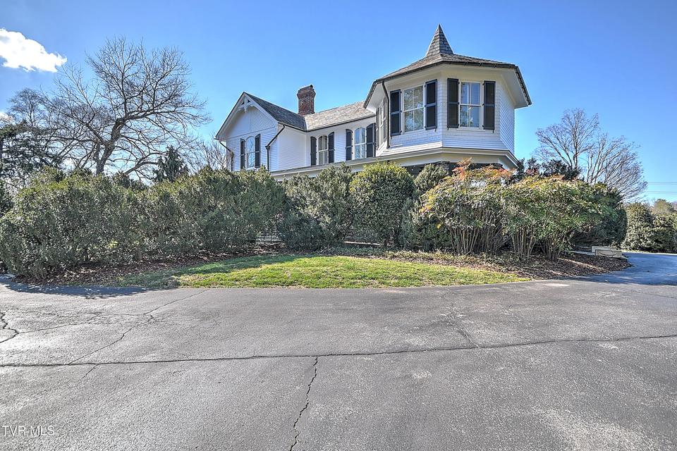 Photo #4: 824 Myrtle Avenue