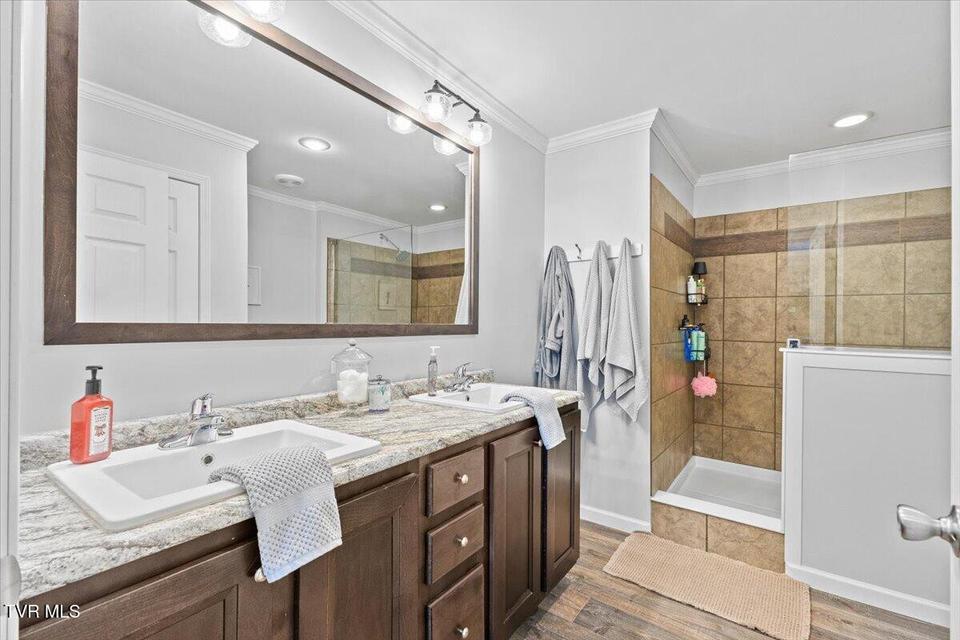 Photo #46: 933 Hunting Hill Road