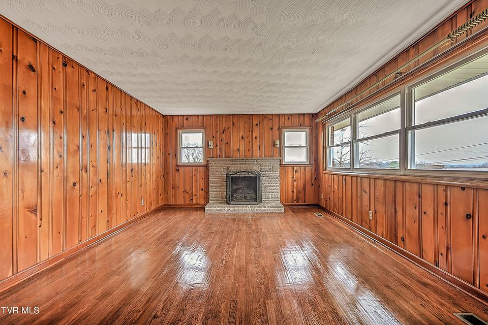 Photo #4: 129 Thompson Street