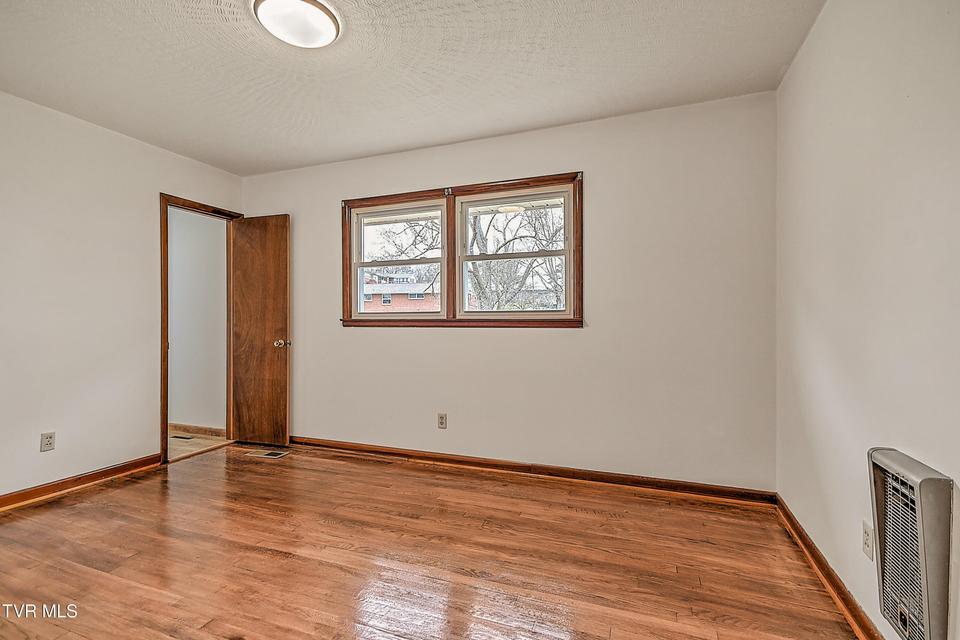 Photo #20: 129 Thompson Street