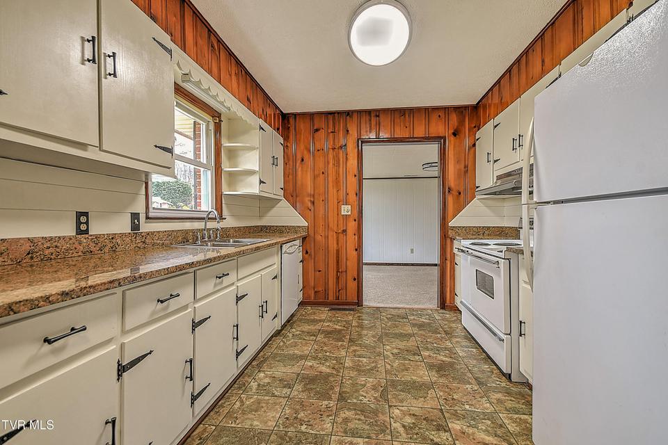 Photo #8: 129 Thompson Street