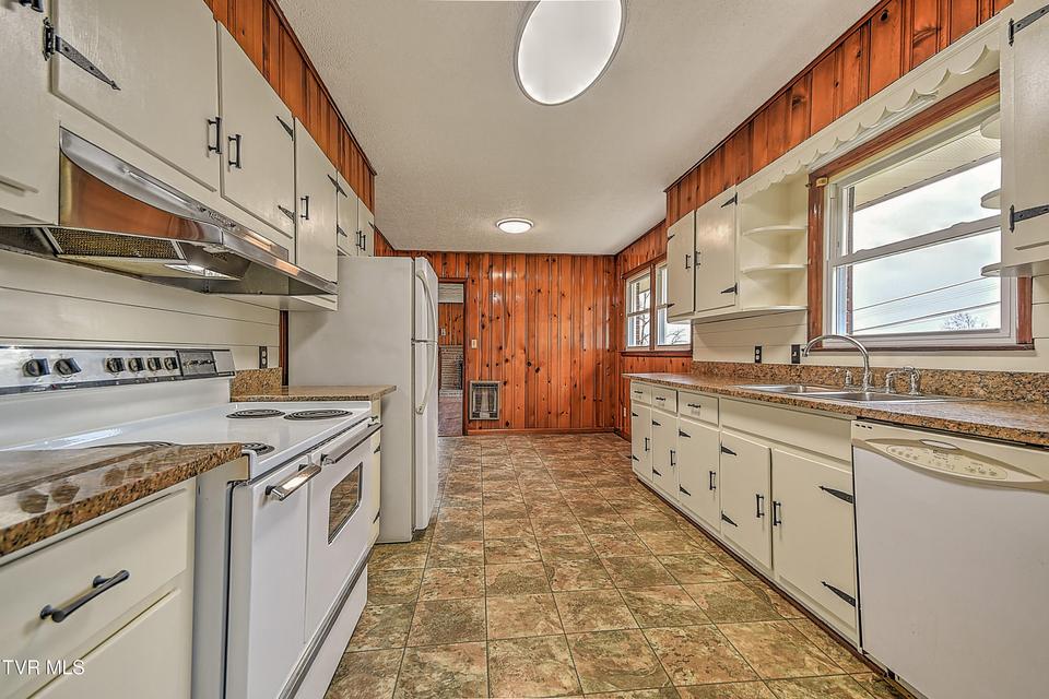 Photo #9: 129 Thompson Street