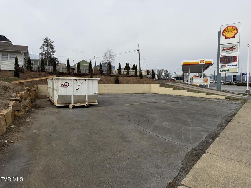 Photo #3: 416 Volunteer Parkway