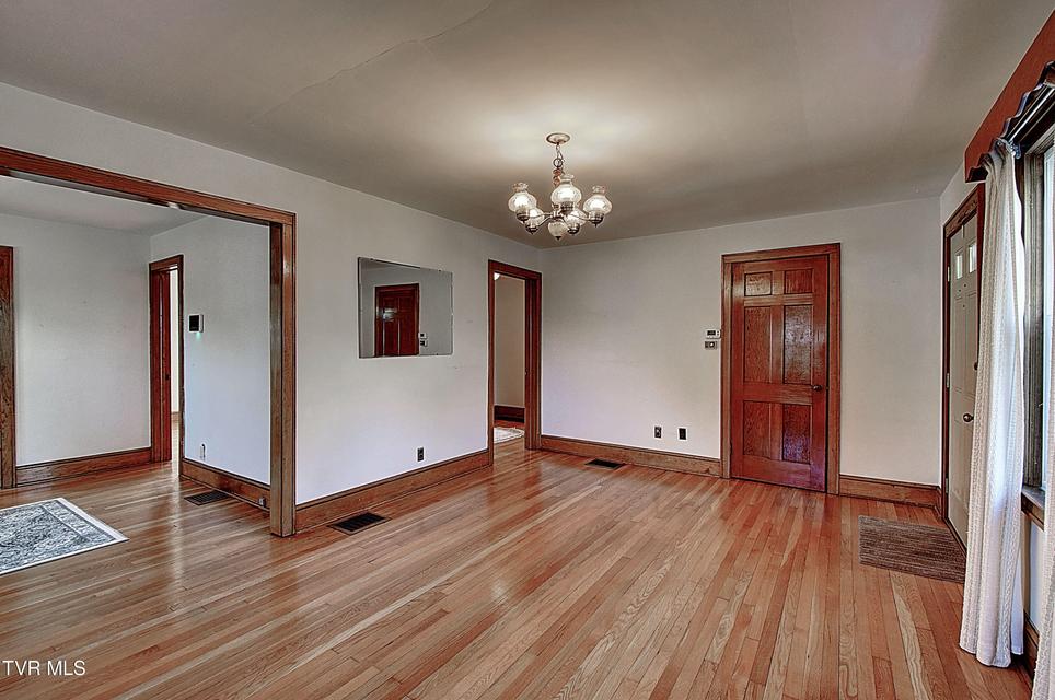 Photo #7: 816 Riverview Drive