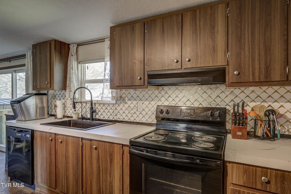 Photo #12: 35 Windsor Street