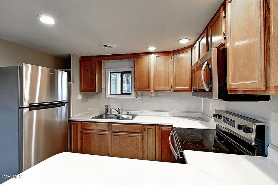 Photo #13: 137 Valley Street