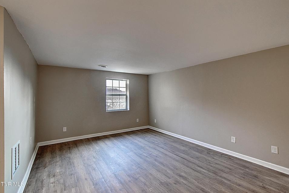 Photo #16: 137 Valley Street