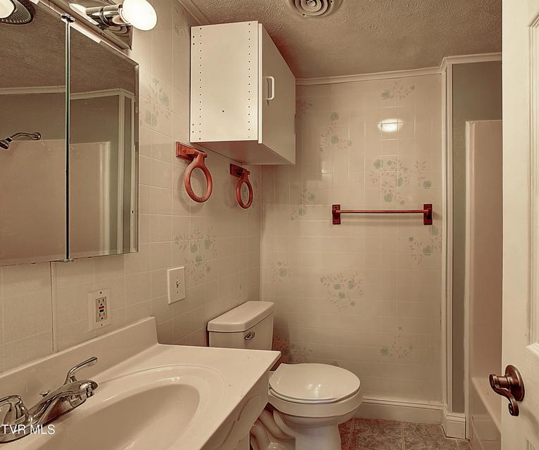 Photo #20: 137 Valley Street