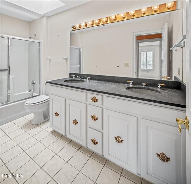 Photo #32: 121 Queensgate 