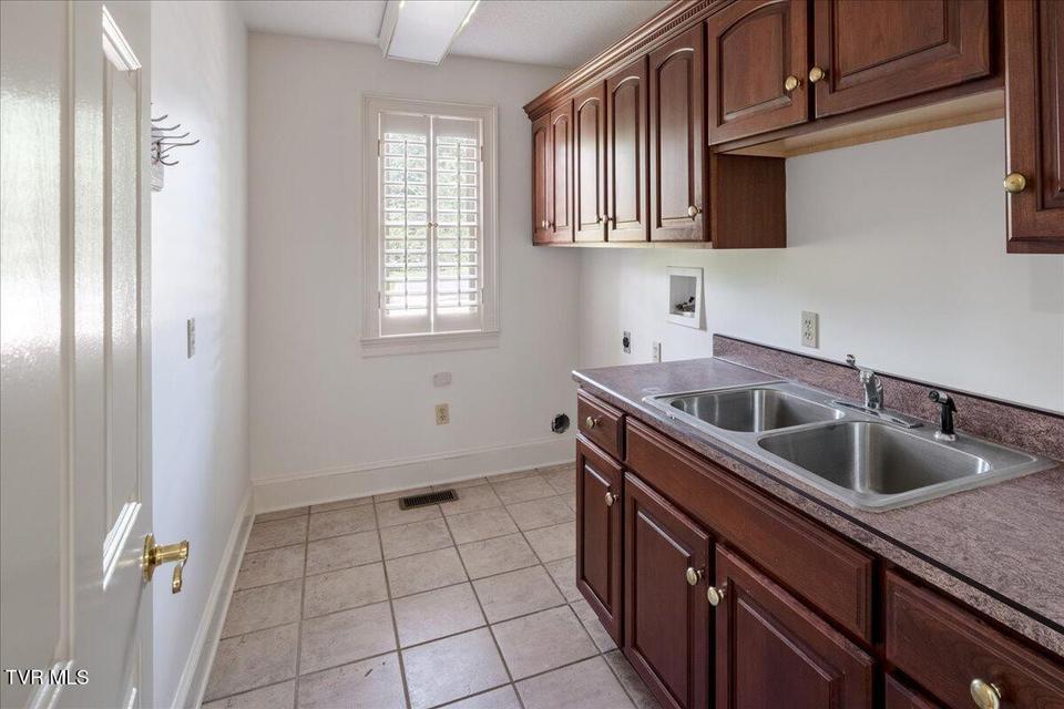 Photo #11: 121 Queensgate 