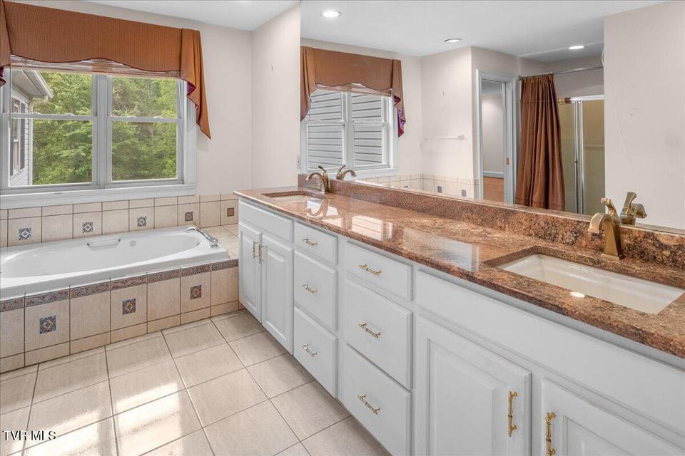 Photo #21: 121 Queensgate 