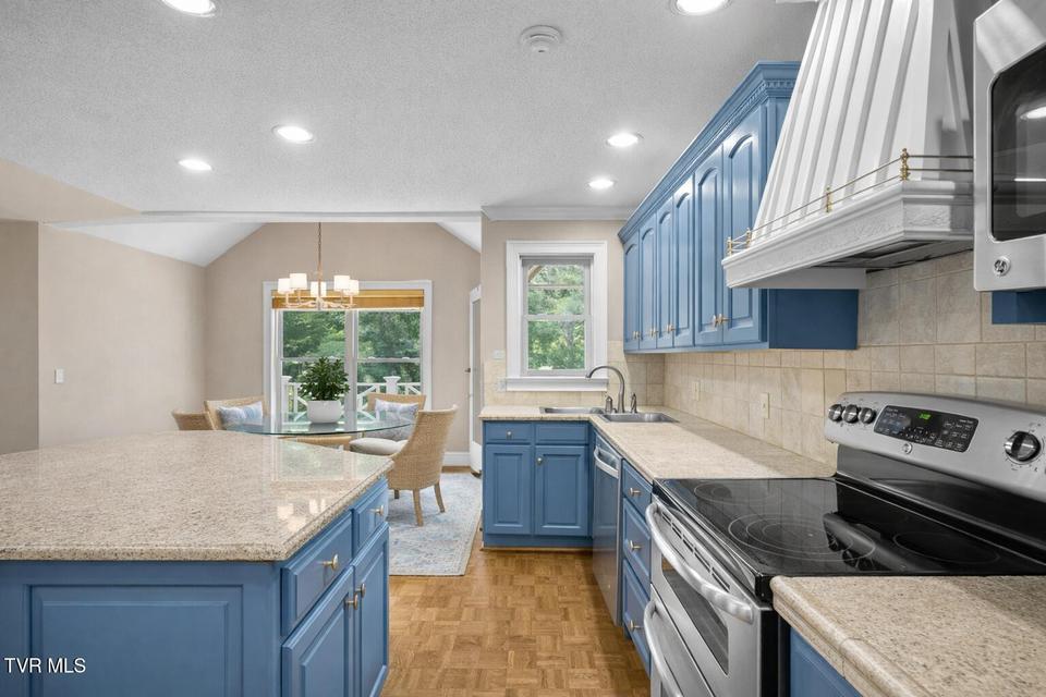 Photo #14: 121 Queensgate 